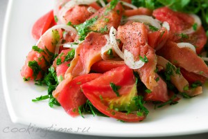 Салат с томатами и красной рыбой